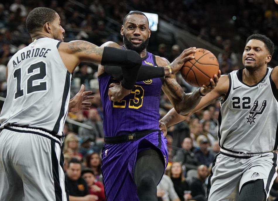  詹姆斯轰下三双数据，湖人逆转战胜凯尔特人